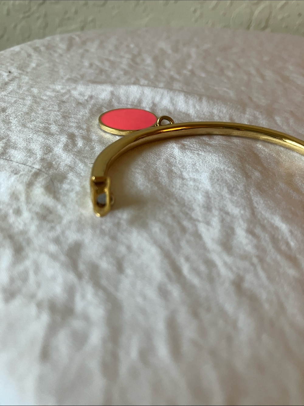 Kate Spade: Gold Tone “hot to trot” Bangle Bracelet- Coral Pink pendant- Hinge - Picture 6 of 9